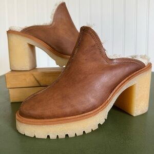 NWT Free People JAMES Faux Fur Lined Chunky Heeled Mules/Clogs in Tan Leather